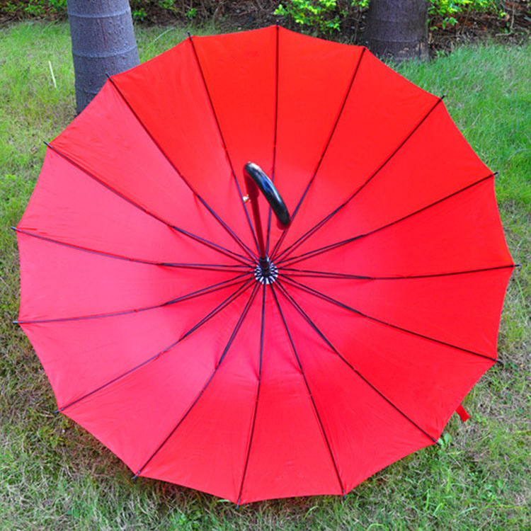 stort paraply med långa handtag